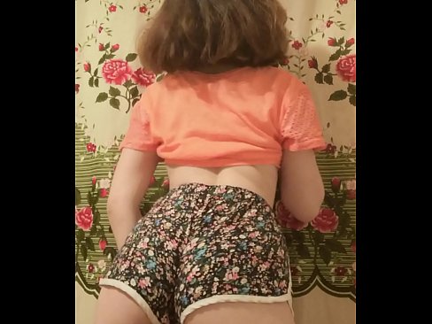 ❤️ Keçika ciwan a seksî li ber kamerayê kurtanên xwe ji xwe dike ❤️❌ Porno li me